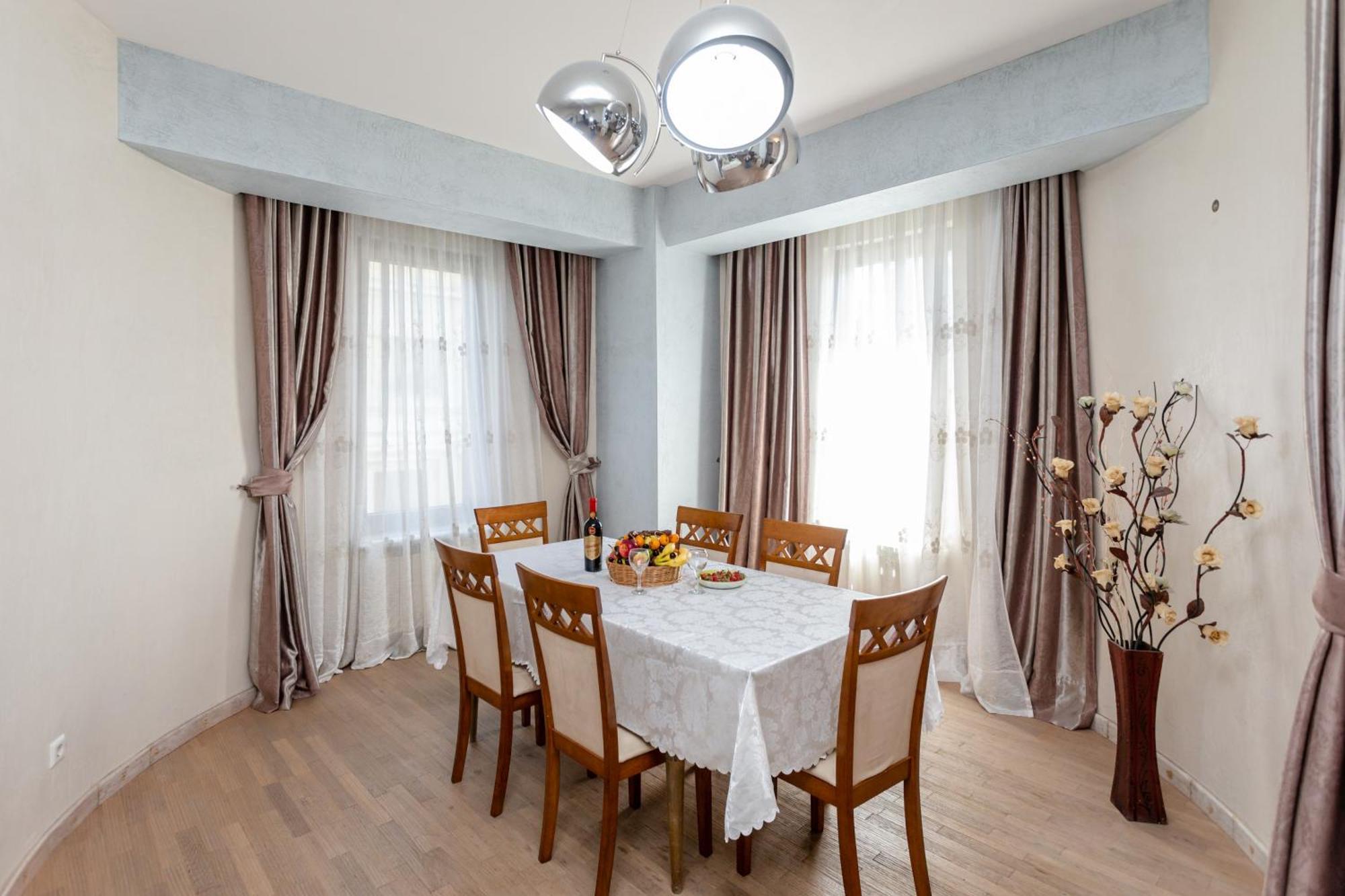 Serviced Apartment On Rustaveli Avenue 9 Tbilisi Bagian luar foto